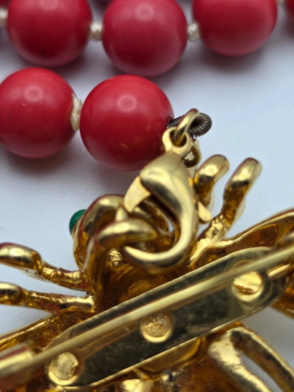 Red Faux Coral Glass Bead Bee Brooch Clasp Necklace 57 in Vintage - Picture 9 of 11